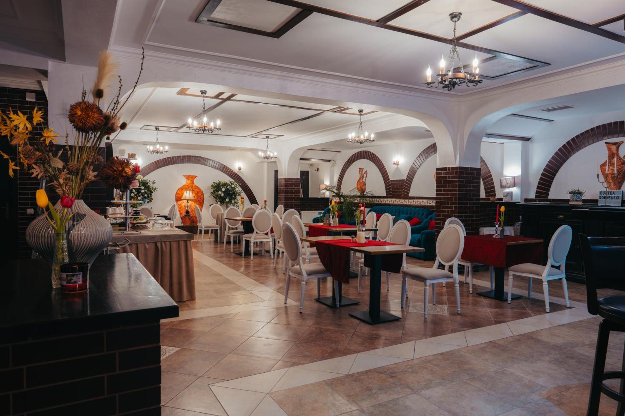 Curtea Domneasca Hotel Vaslui Buitenkant foto