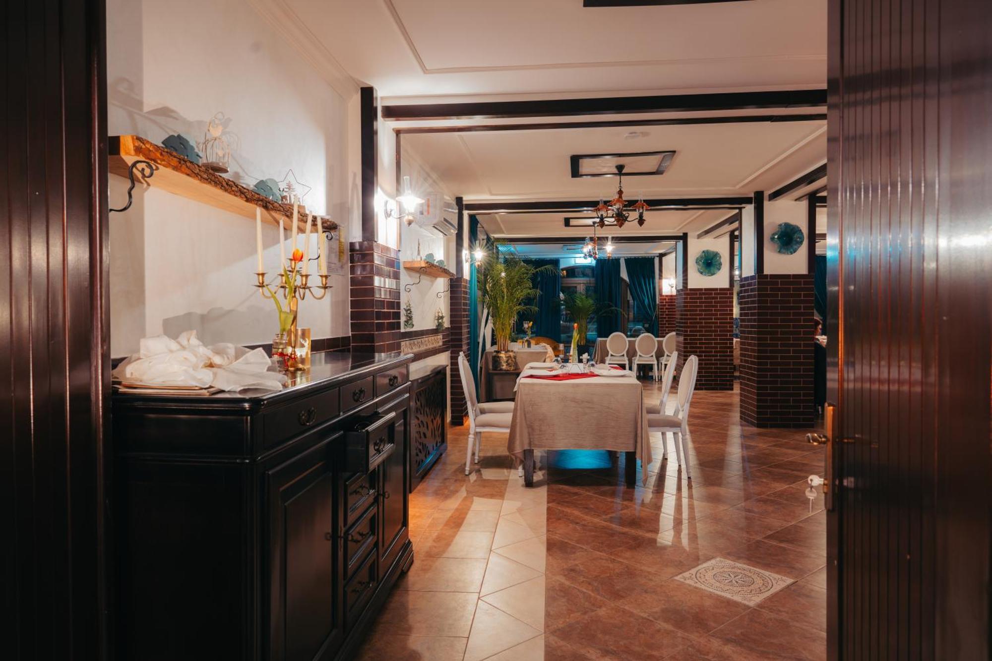 Curtea Domneasca Hotel Vaslui Buitenkant foto